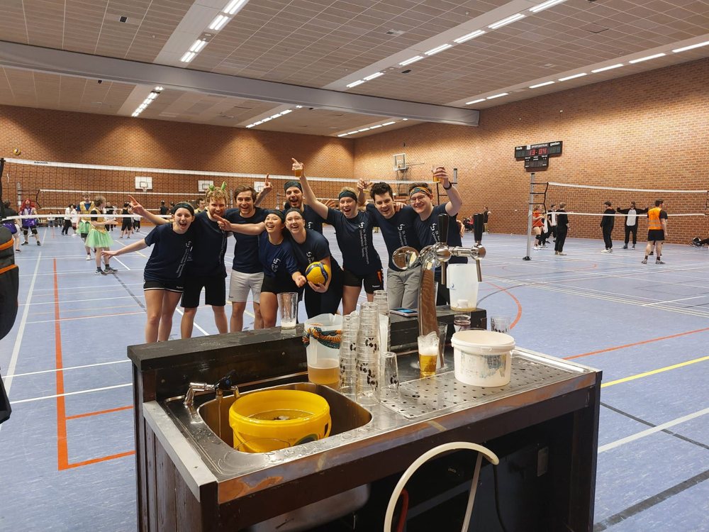 Vrolijk team bij de mobiele bar in de sporthal