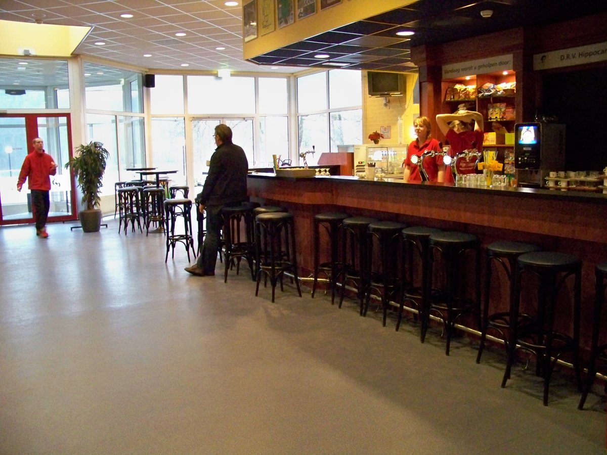 De lege kantine met de houten bar in de beginjaren